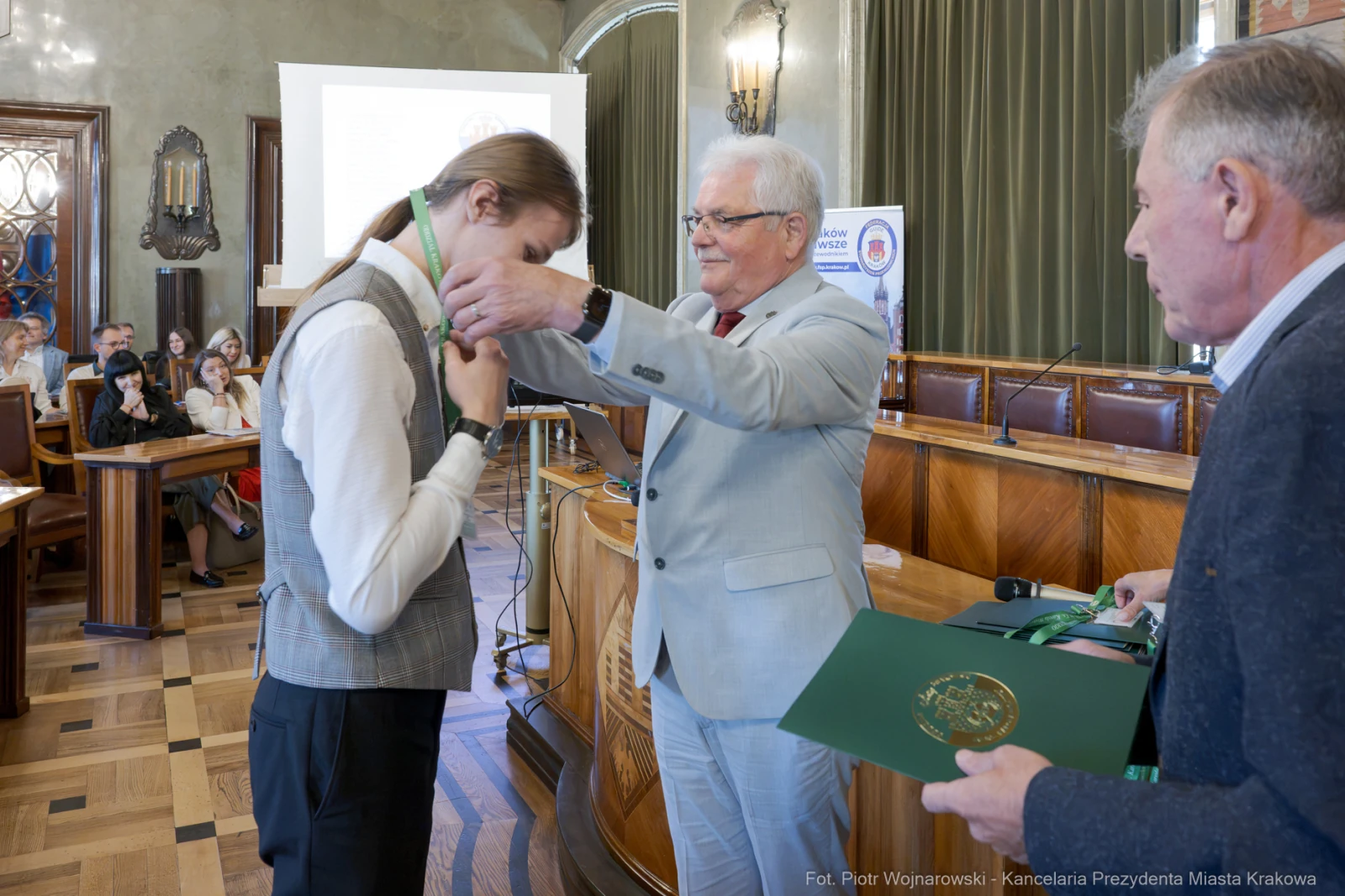Mężczyzna odbiera medal podczas ceremonii wręczenia nagród.  Autor: Piotr Wojnarowski