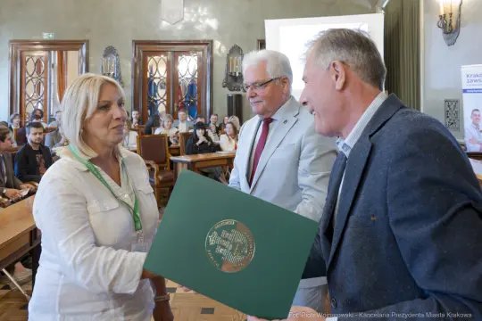 Wręczenie dyplomu podczas uroczystości w Krakowie.