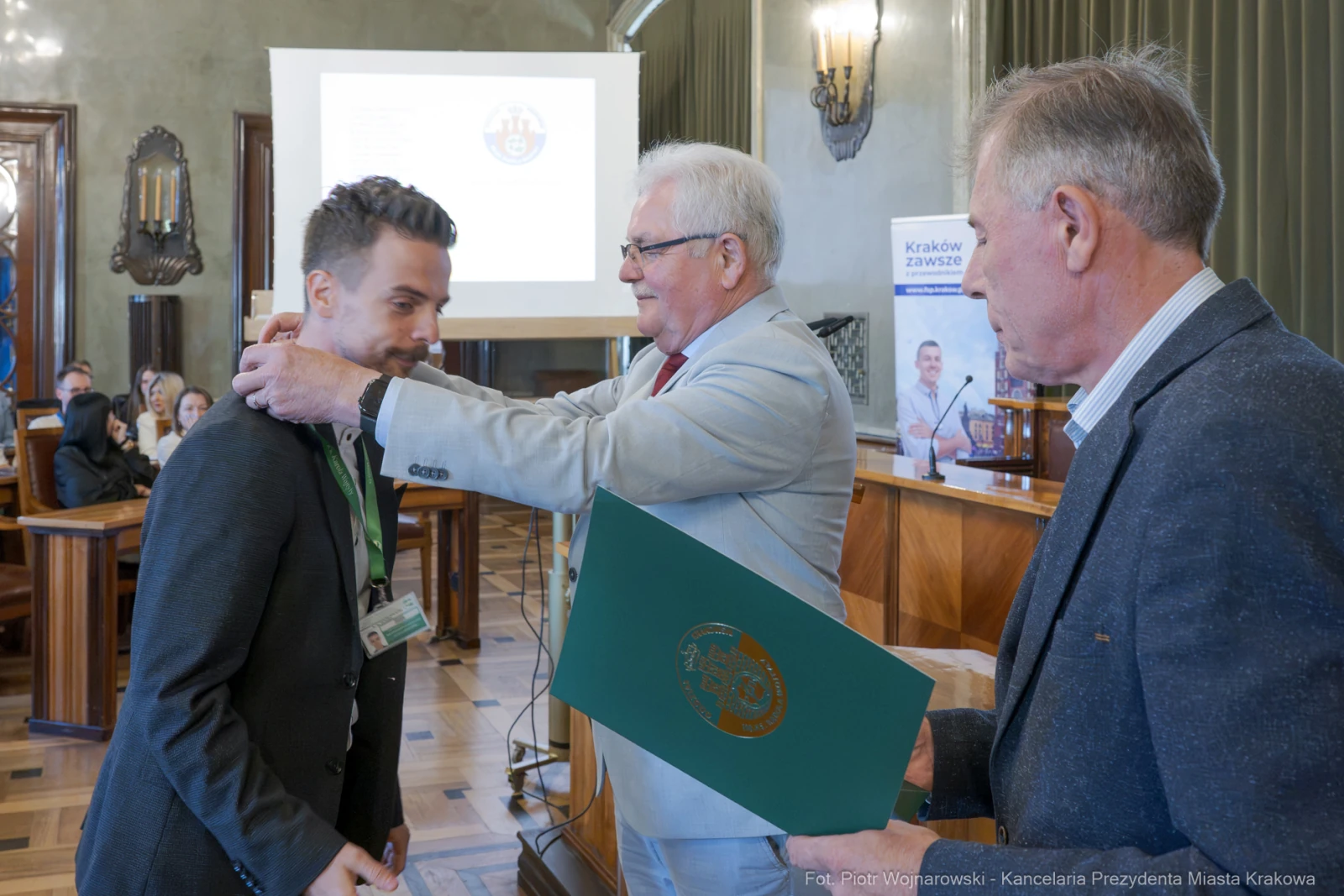 Wręczenie nagrody podczas uroczystości w Krakowie.  Autor: Piotr Wojnarowski