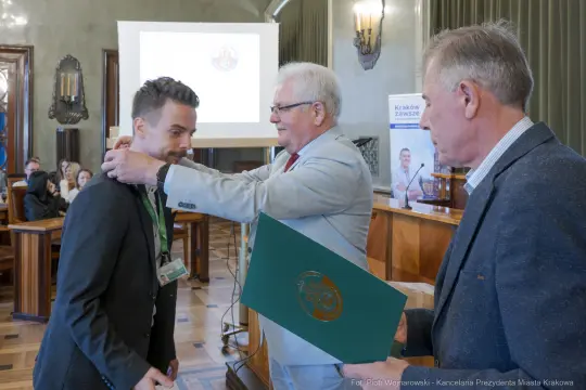 Wręczenie nagrody podczas uroczystości w Krakowie.