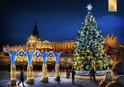 Świąteczna choinka i iluminacje na rynku w Krakowie w zimowej scenerii.