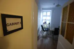 Gabinet 3 z widokiem na wnętrze z krzesłami i biurkiem.