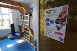 Plakat informacyjny o zdrowiu i aktywności fizycznej w przestrzeni do ćwiczeń.