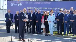 Ceremonia wmurowania kamienia węgielnego z udziałem przedstawicieli władz i gości.