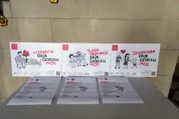 Plakaty promujące wsparcie dla dzieci, z hasłami o znaczeniu obecności i doceniania.