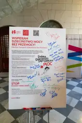 Plakat z manifestem przeciw przemocy wobec dzieci, podpisany przez uczestników kampanii.