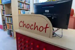 Stolik z napisem Chochot i komputerem w tle.