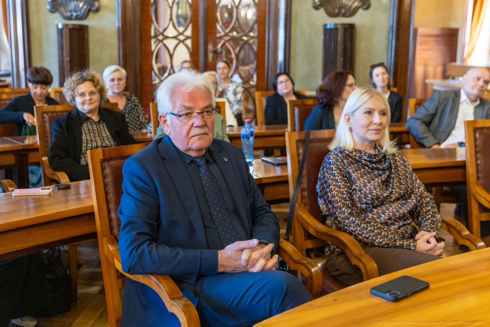 Grupa osób siedzących w sali, uczestniczących w spotkaniu lub konferencji.  Autor: Bogusław Świerzowski