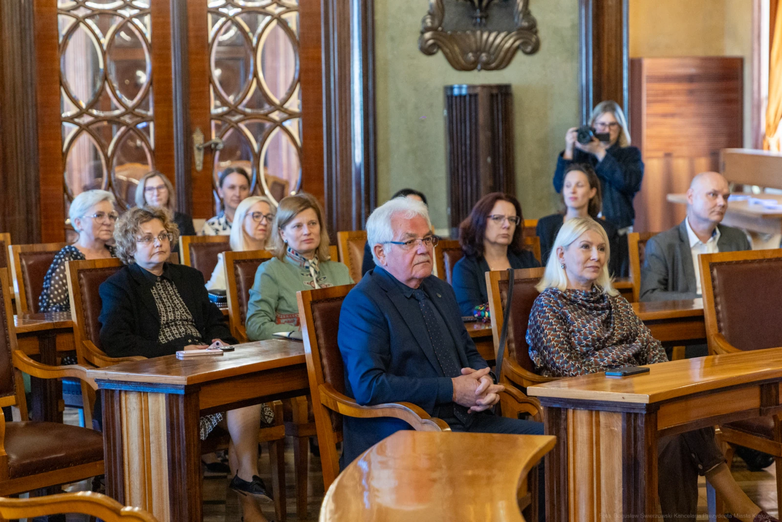 Grupa osób siedzących w sali konferencyjnej, skupionych na prelekcji.  Autor: Bogusław Świerzowski