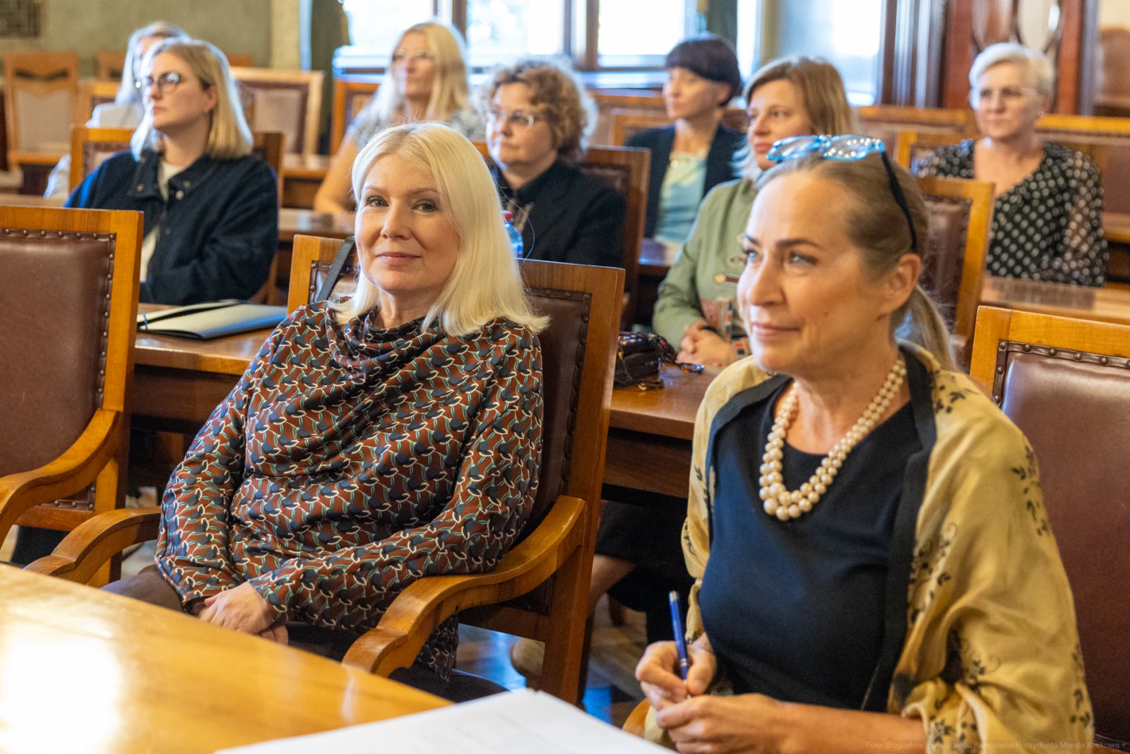 Kobiety siedzące w sali, uczestniczące w spotkaniu lub konferencji.  Autor: Bogusław Świerzowski