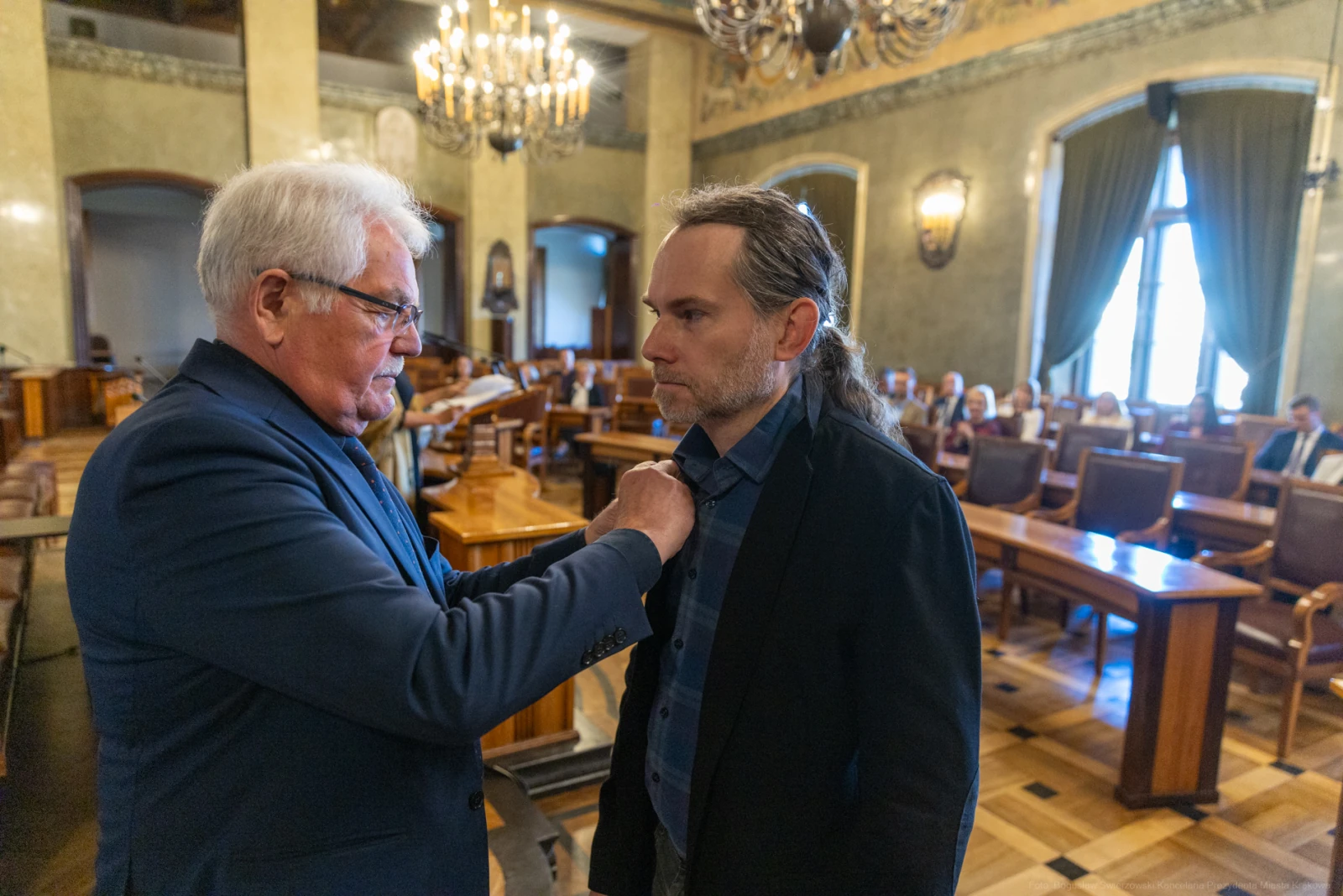 Ceremonia wręczenia odznaczenia w sali obrad.  Autor: Bogusław Świerzowski