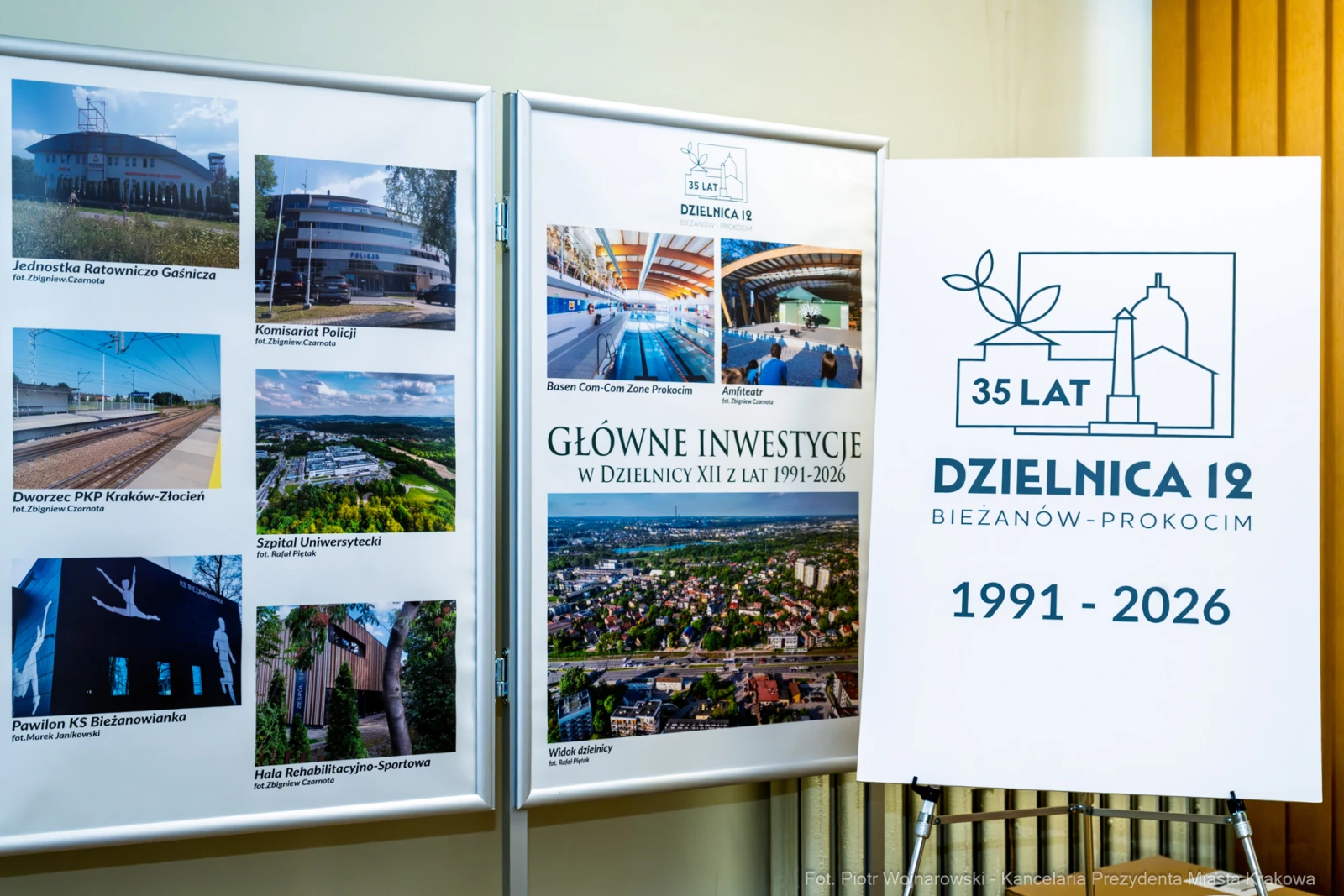 Plakaty informacyjne o inwestycjach w dzielnicy Bieżanów-Prokocim z okazji 35-lecia.  Autor: Piotr Wojnarowski