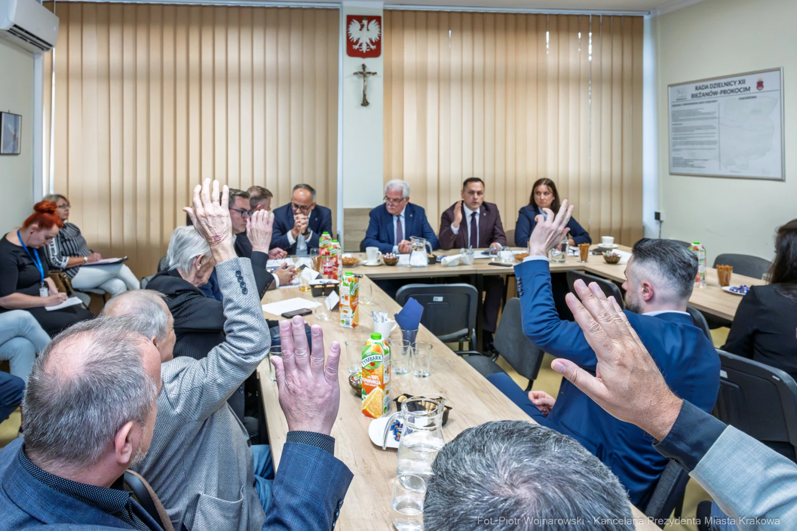 Spotkanie z podniesionymi rękami uczestników w sali konferencyjnej.  Autor: Piotr Wojnarowski