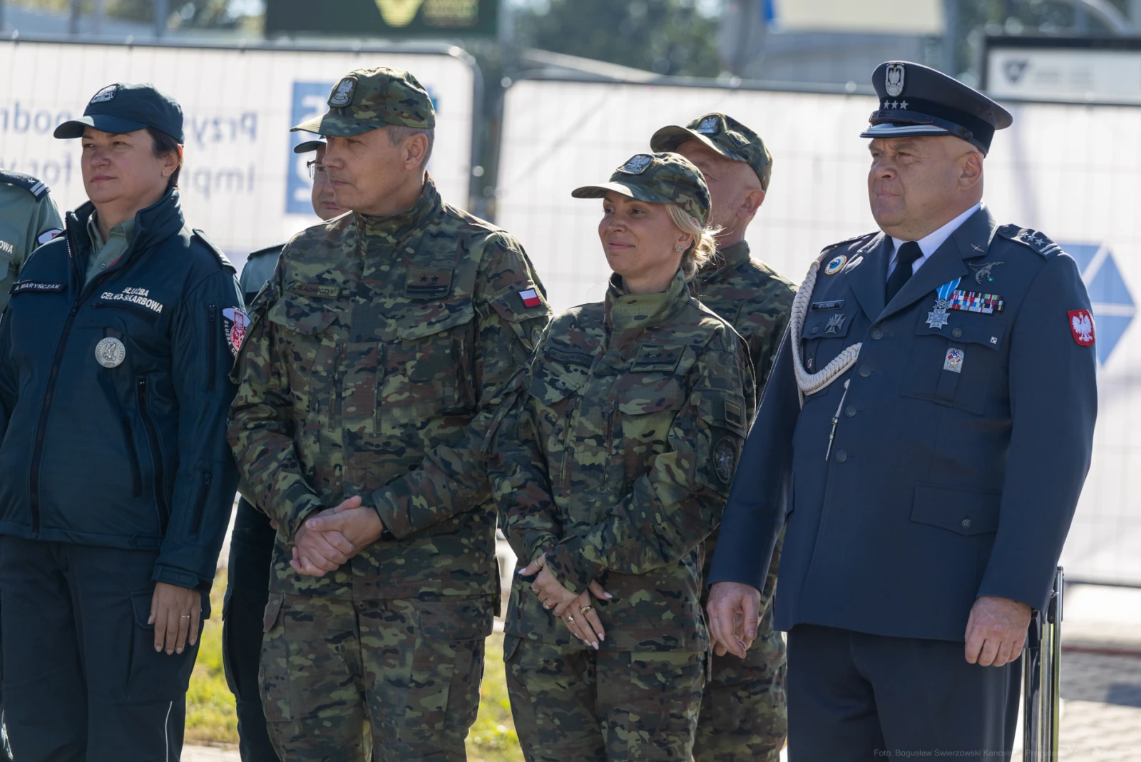 Grupa osób w mundurach wojskowych i policyjnych podczas ceremonii.  Autor: Bogusław Świerzowski