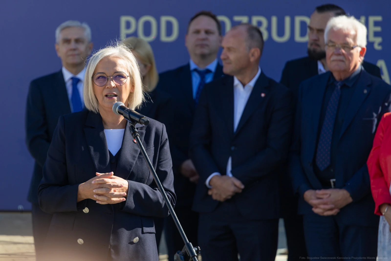 Kobieta przemawia do zgromadzonego tłumu, w tle stoją inni mówcy.  Autor: Bogusław Świerzowski