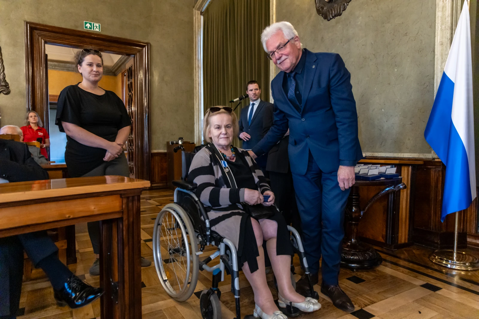 Spotkanie władzy z osobą na wózku inwalidzkim w eleganckim wnętrzu.  Autor: Jan Graczyński