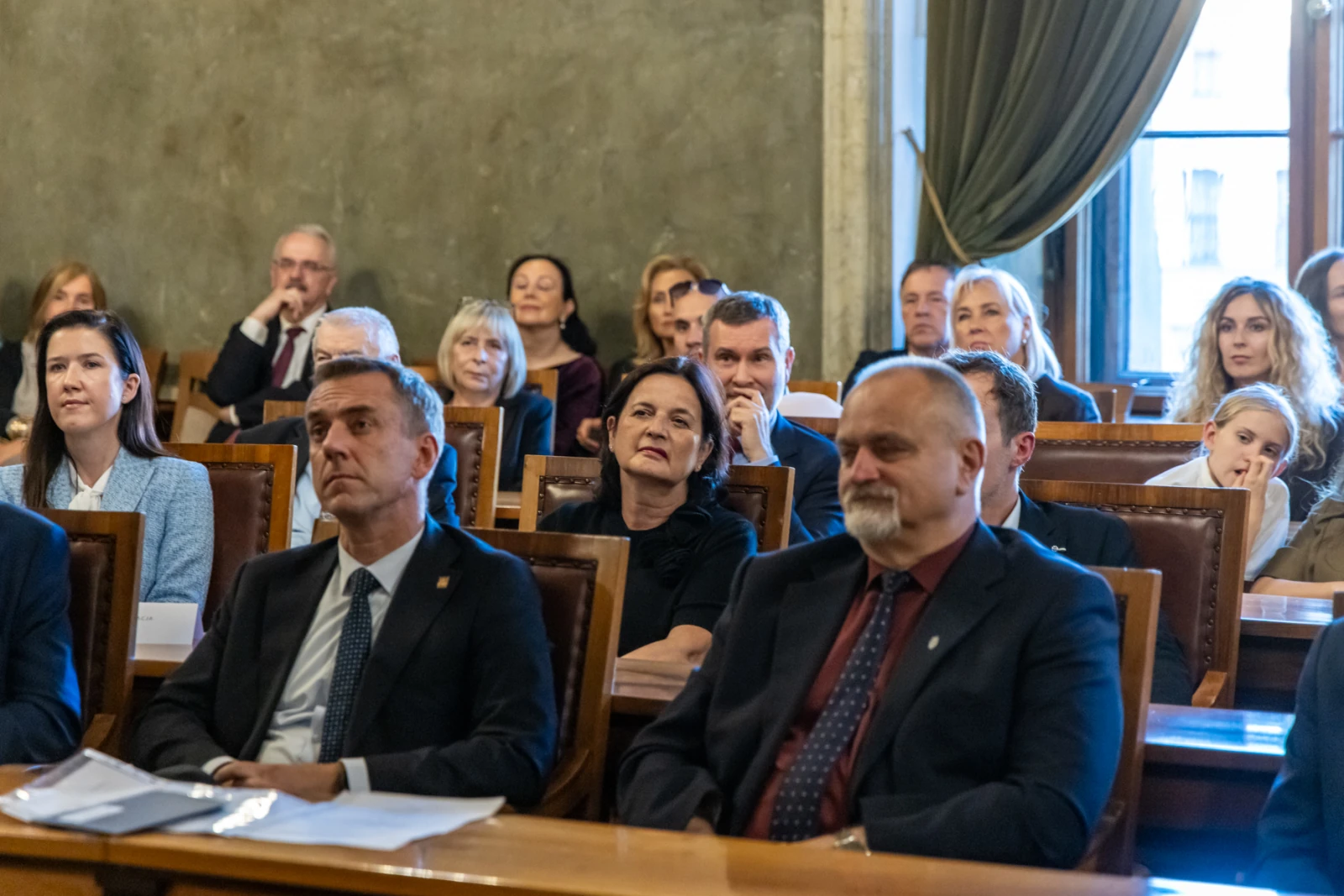 Grupa ludzi siedzących w sali, skupionych na wystąpieniu.  Autor: Jan Graczyński