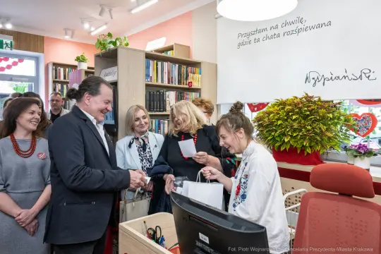 Uroczystość otwarcia nowej przestrzeni z uśmiechniętymi gośćmi i pracownikami.