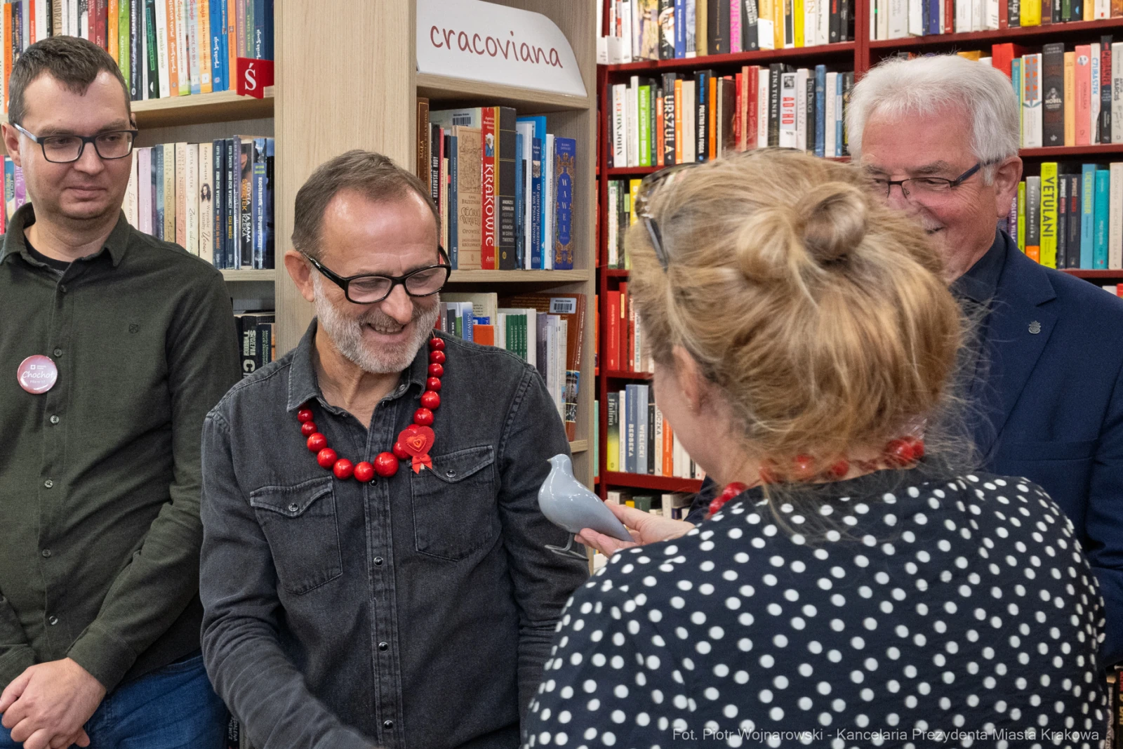 Spotkanie autorskie w księgarni, uczestnicy rozmawiają i wymieniają się książkami.  Autor: Piotr Wojnarowski