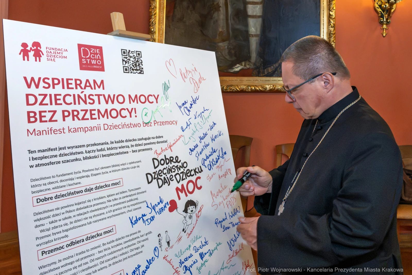 Mężczyzna podpisuje manifest kampanii przeciw przemocy wobec dzieci.  Autor: Piotr Wojnarowski