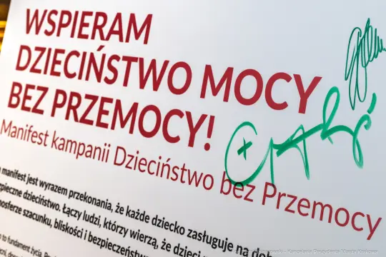 Manifest kampanii Dzieciństwo bez Przemocy z podpisami.