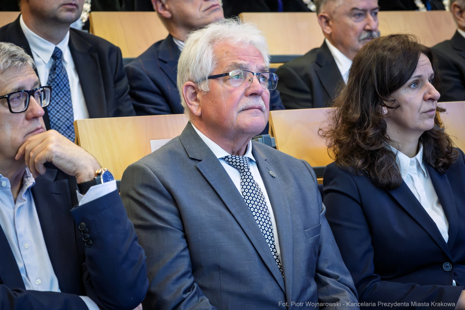 Grupa osób w garniturach, siedzących na sali konferencyjnej, skupionych na wydarzeniu.  Autor: Piotr Wojnarowski