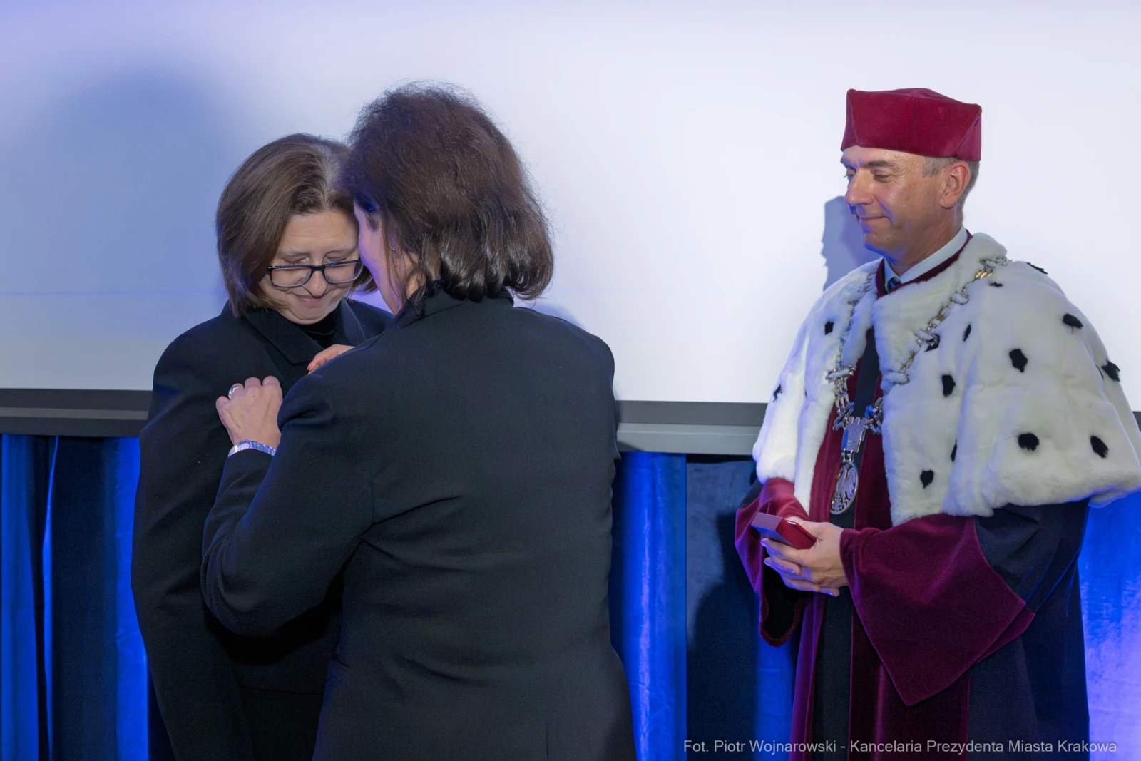 Ceremonia wręczenia odznaczenia w obecności dostojników.  Autor: Piotr Wojnarowski