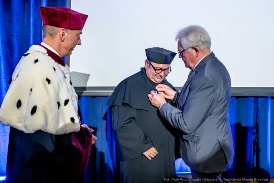 Ceremonia wręczenia odznaczenia w trakcie uroczystości akademickiej.