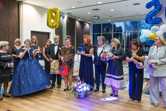 Uroczystość z balonami, prezentami i kobietami w eleganckich strojach.