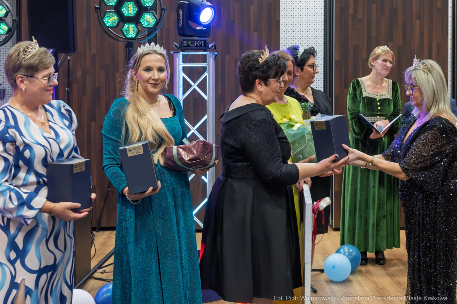 Uroczystość wręczenia nagród, kobiety w eleganckich strojach, uśmiechy i gratulacje.  Autor: Piotr Wojnarowski