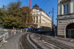 Ulica z torami tramwajowymi, budynkiem hotelu Royal i robotami drogowymi.