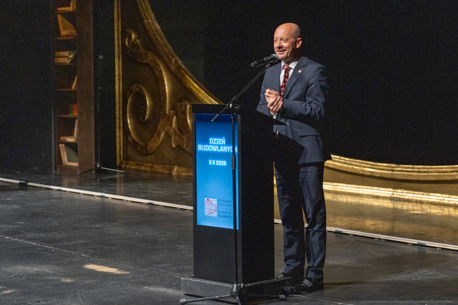 Mężczyzna przemawia z mównicy podczas wydarzenia Dzień Budowlanki.  Autor: Bogusław Świerzowski