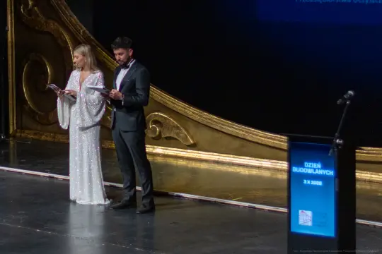 Dwójka prowadzących na scenie podczas wydarzenia Dzień Budowlanych.