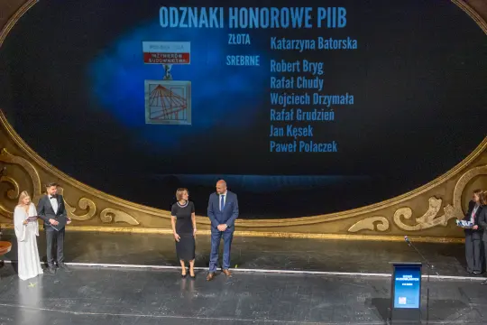 Ceremonia wręczenia odznak honorowych PIIB z wymienionymi laureatami.