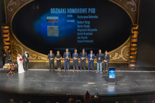Uroczystość wręczenia odznak honorowych PIIB z laureatami na scenie.
