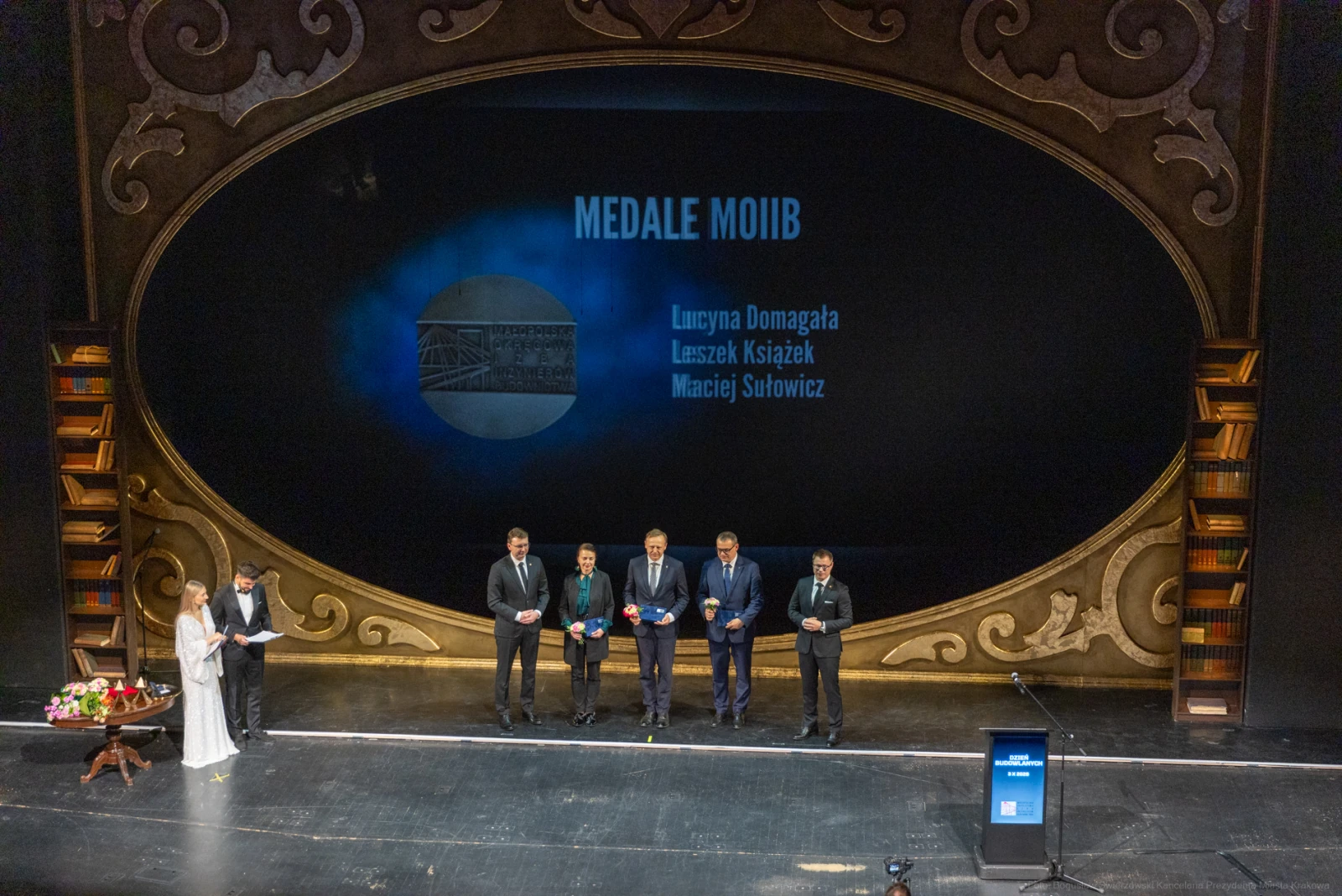 Ceremonia wręczenia medali MOIIB z laureatami na scenie.  Autor: Bogusław Świerzowski