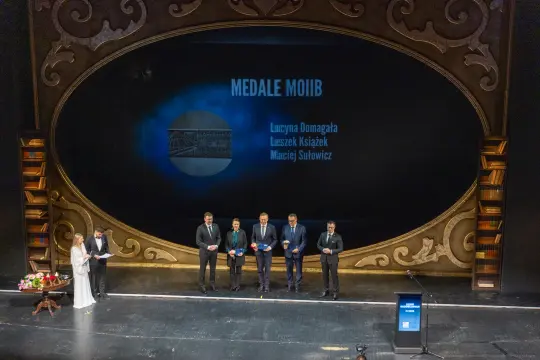 Ceremonia wręczenia medali MOIIB z laureatami na scenie.