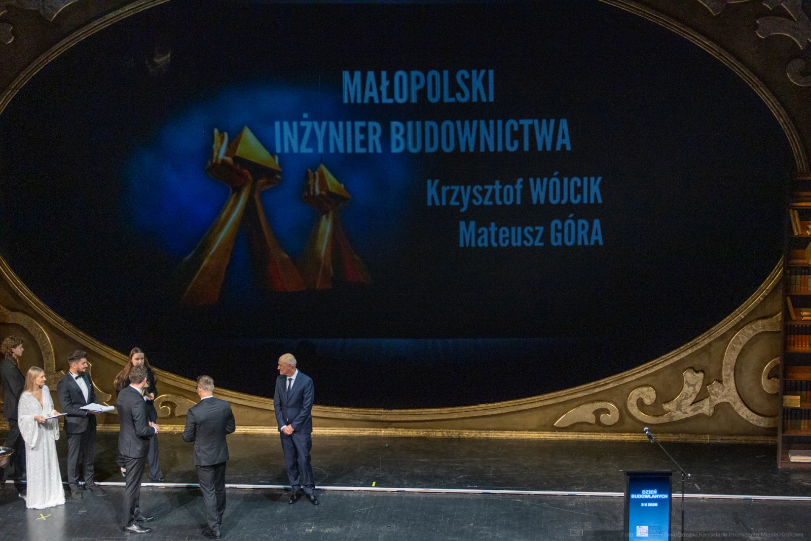 Wręczenie nagrody Małopolskiego Inżyniera Budownictwa Krzysztofowi Wójcikowi i Mateuszowi Górze.  Autor: Bogusław Świerzowski