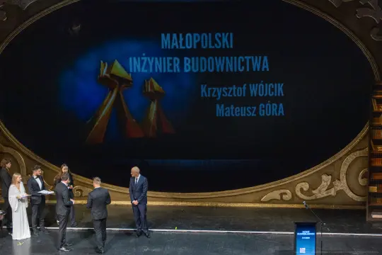 Wręczenie nagrody Małopolskiego Inżyniera Budownictwa Krzysztofowi Wójcikowi i Mateuszowi Górze.