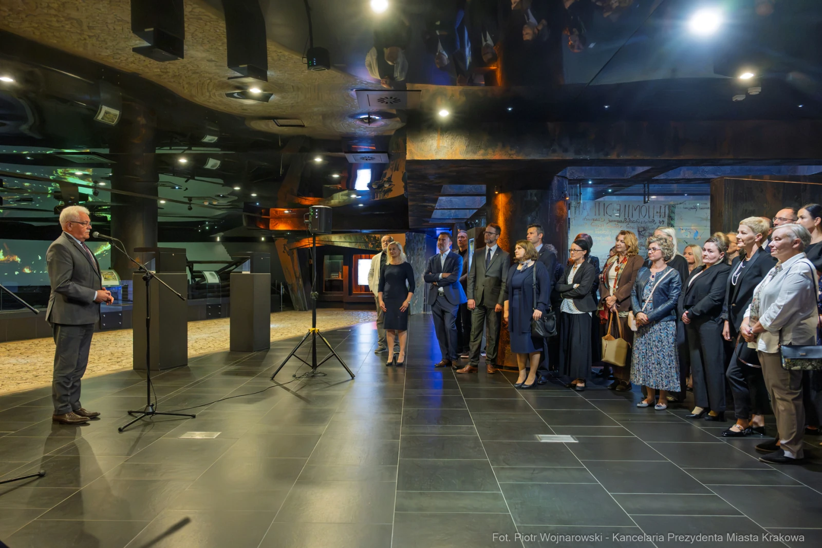 Uroczystość z przemówieniem, zebrani goście w eleganckim wnętrzu.  Autor: Piotr Wojnarowski