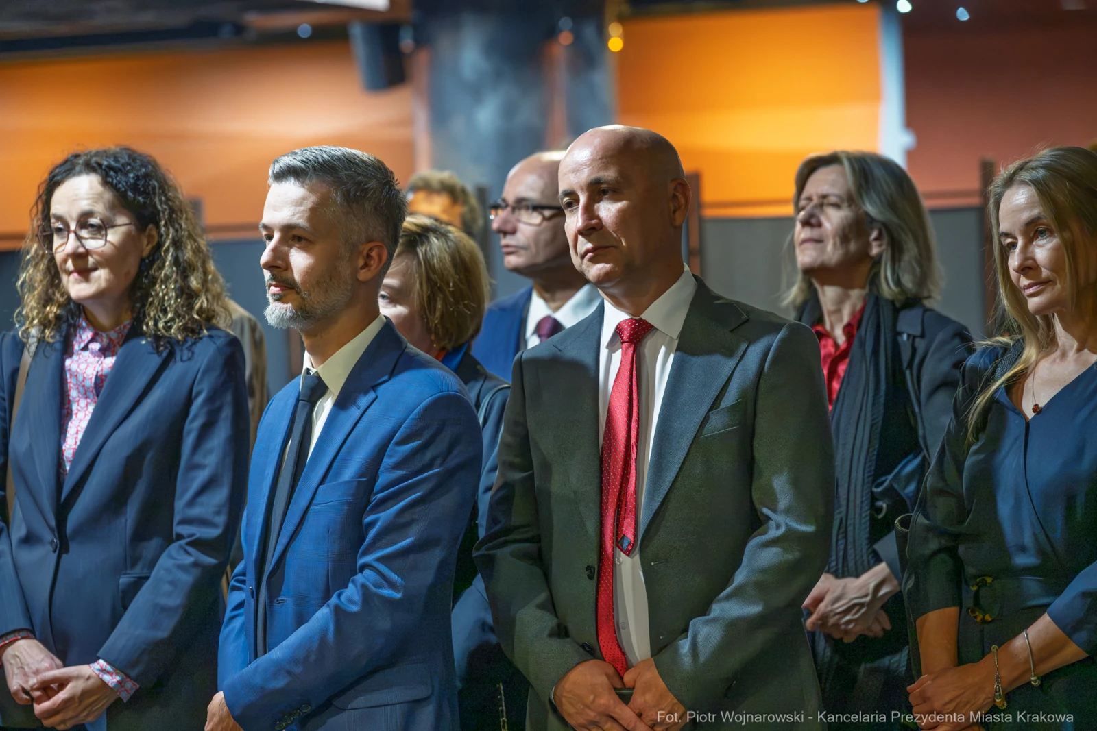 Grupa ludzi w formalnych strojach, skupionych na wydarzeniu.  Autor: Piotr Wojnarowski
