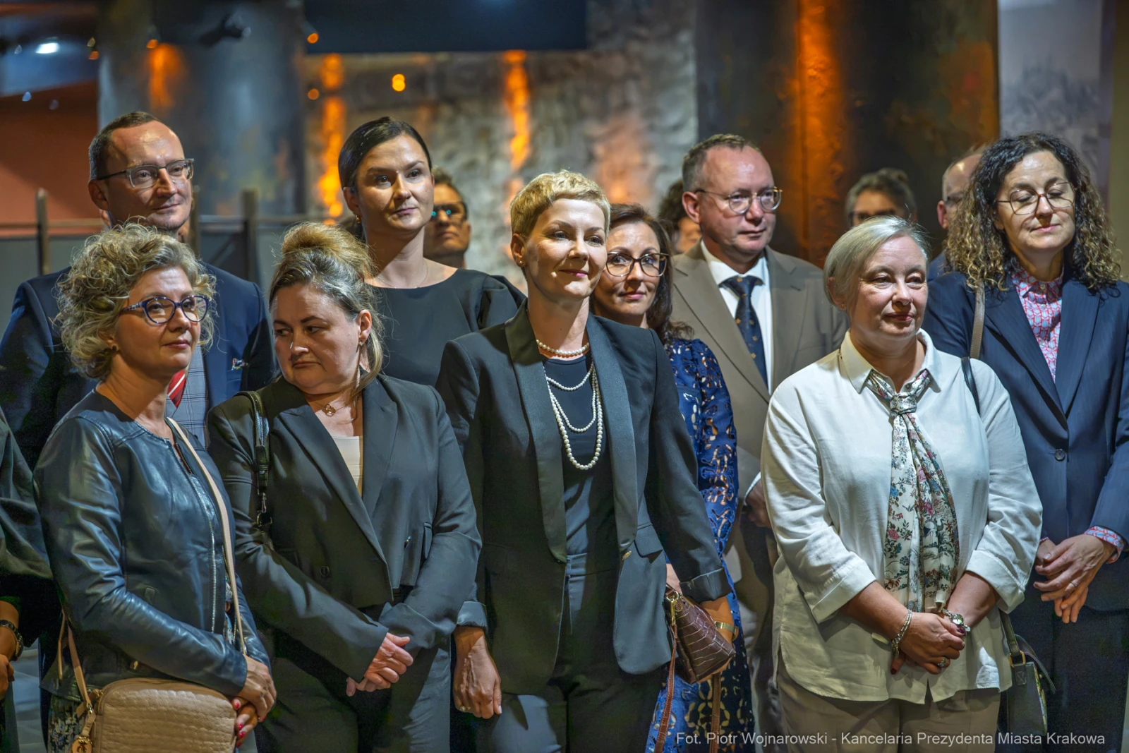 Grupa osób w eleganckich strojach na wydarzeniu kulturalnym.  Autor: Piotr Wojnarowski