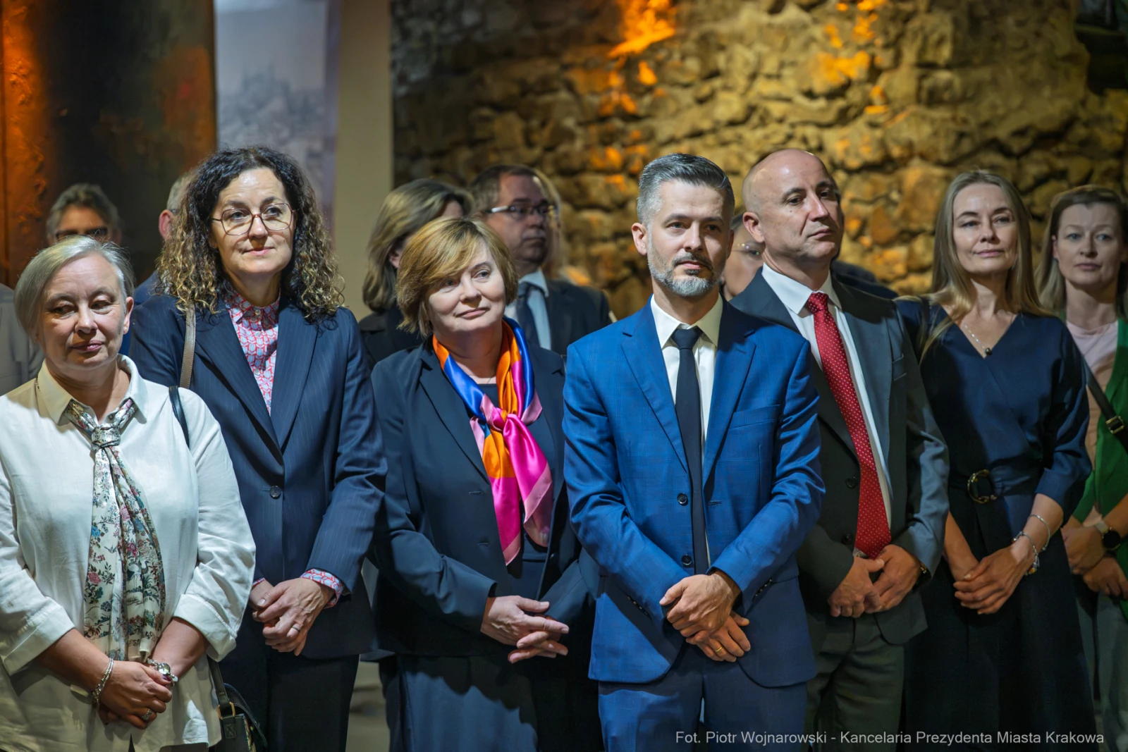 Grupa osób w formalnych strojach podczas wydarzenia w historycznym wnętrzu.  Autor: Piotr Wojnarowski
