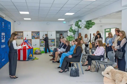 Otwarcie nowego przedszkola w Krakowie z prezentacją i gośćmi.