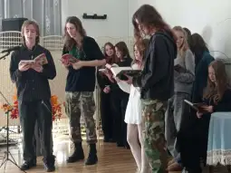Młodzież recytująca teksty literackie podczas występu.