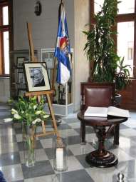 Sławomir Mrożek nie żyje. Księga kondolencyjna w krakowskim magistracie