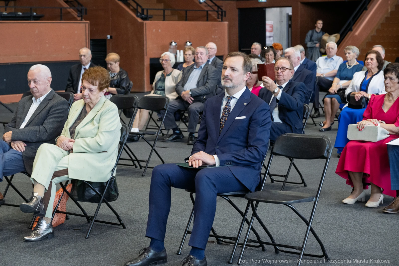 Grupa ludzi siedzących na widowni podczas wydarzenia.  Autor: Piotr Wojnarowski