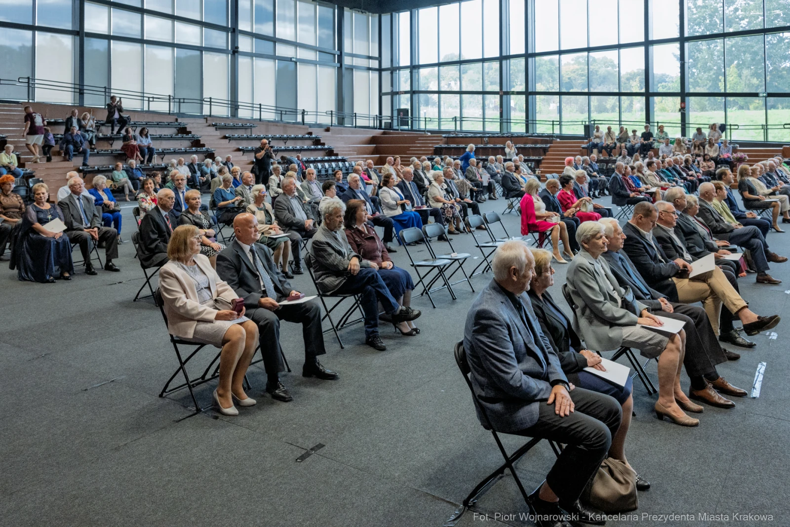 Zgromadzenie osób siedzących na krzesłach w sali konferencyjnej.  Autor: Piotr Wojnarowski