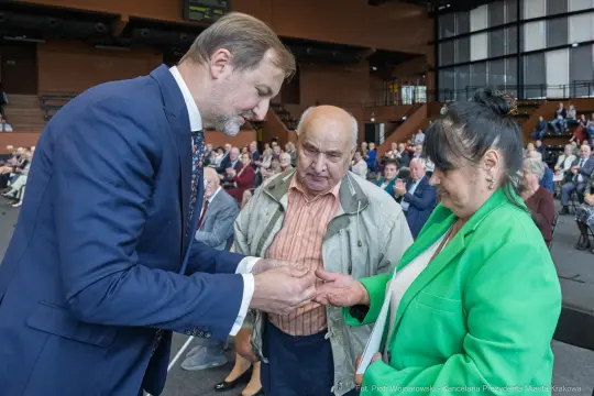 Wręczenie odznaczeń podczas uroczystości w Krakowie.