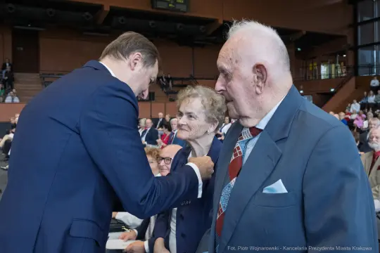 Uroczystość wręczenia odznaczeń starszym osobom w towarzystwie gości.